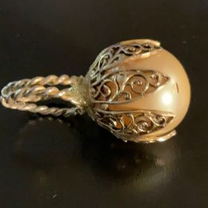 Vintage Goldtone￼ filigree ornate Lg faux pearl ring Adjustable